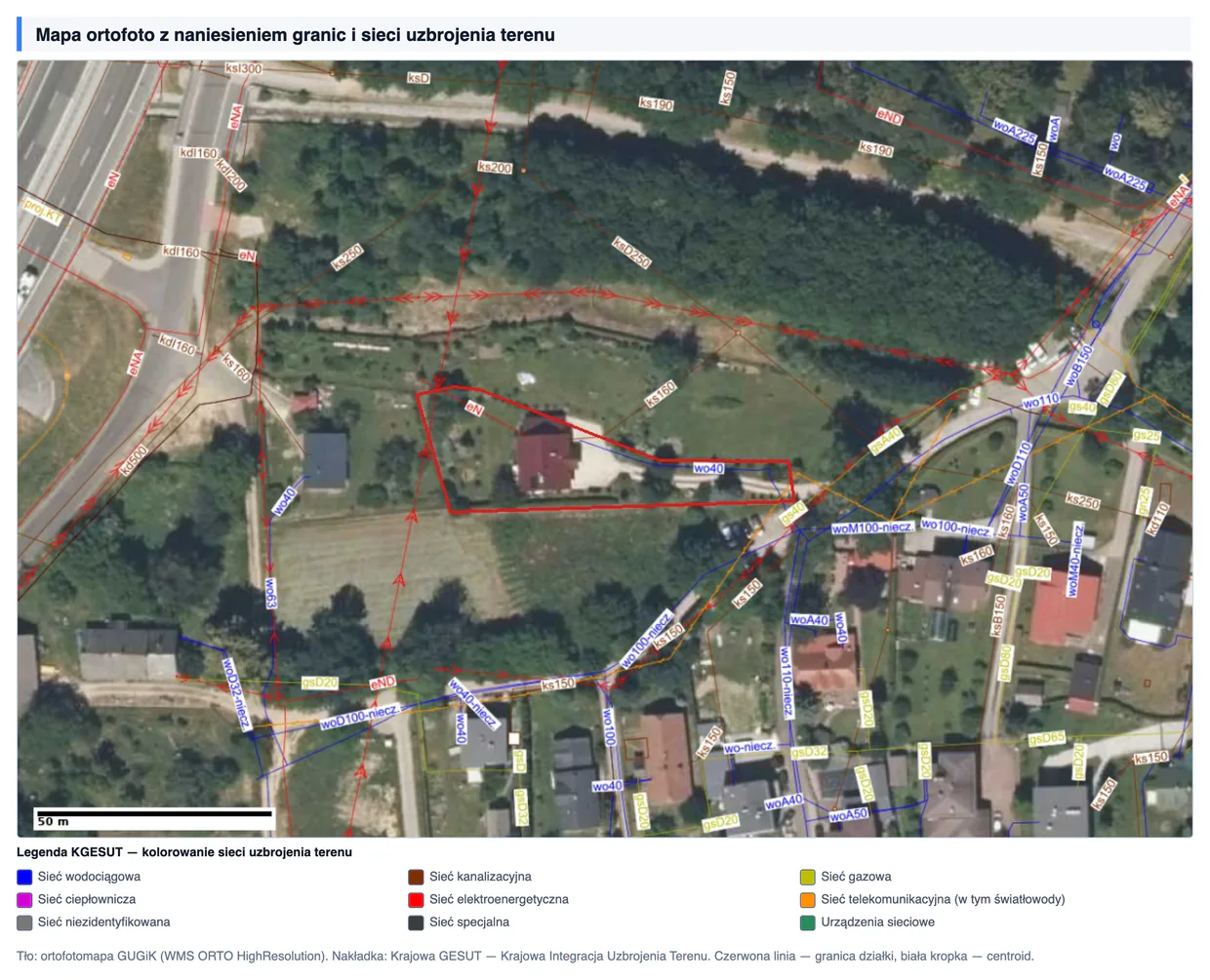 Ortofotomapa działki z czerwoną granicą oraz warstwami sieci wodociągowej, kanalizacyjnej, energetycznej i telekomunikacyjnej